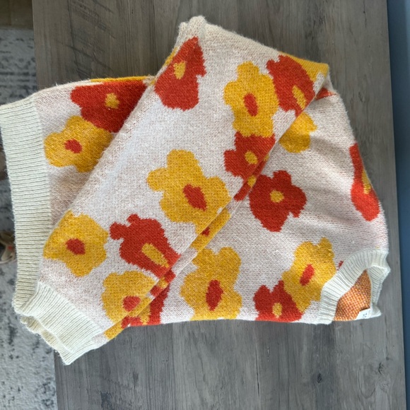 Storia White Sweater with Orange and Pink Floral Design - Picture 2 of 9